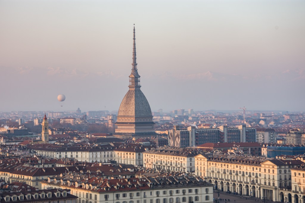 Immagine che contiene esterni, edificio, città, largo

Descrizione generata automaticamente