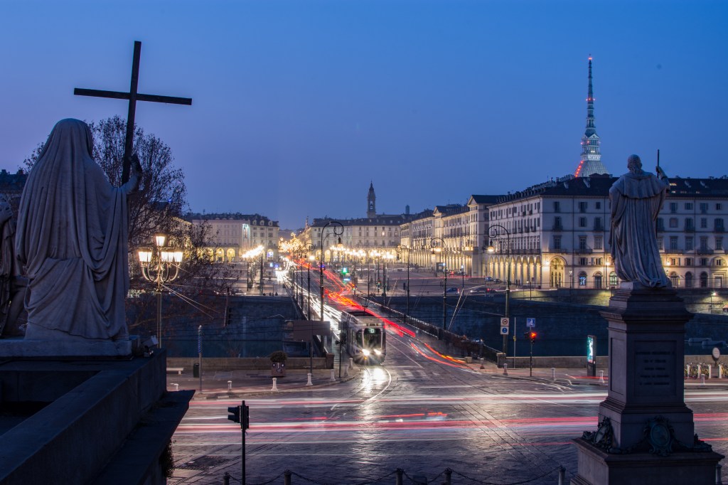 Immagine che contiene esterni, acqua, barca, edificio

Descrizione generata automaticamente