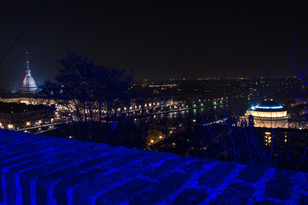 Immagine che contiene edificio, sedendo, orologio, tavolo

Descrizione generata automaticamente