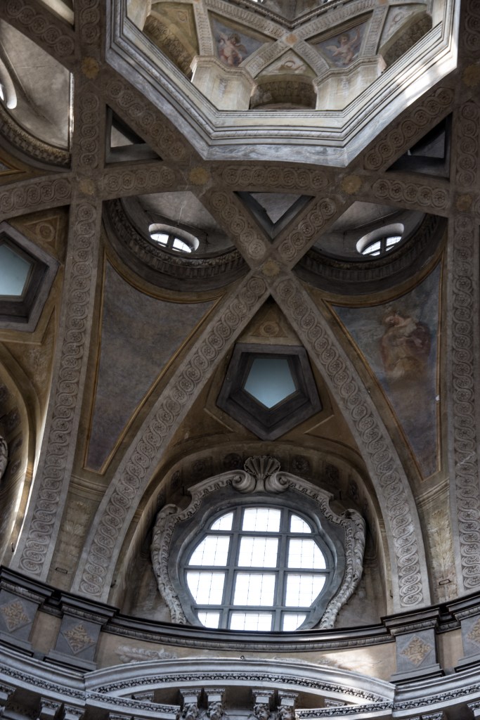 Immagine che contiene edificio, interni, orologio, largo

Descrizione generata automaticamente