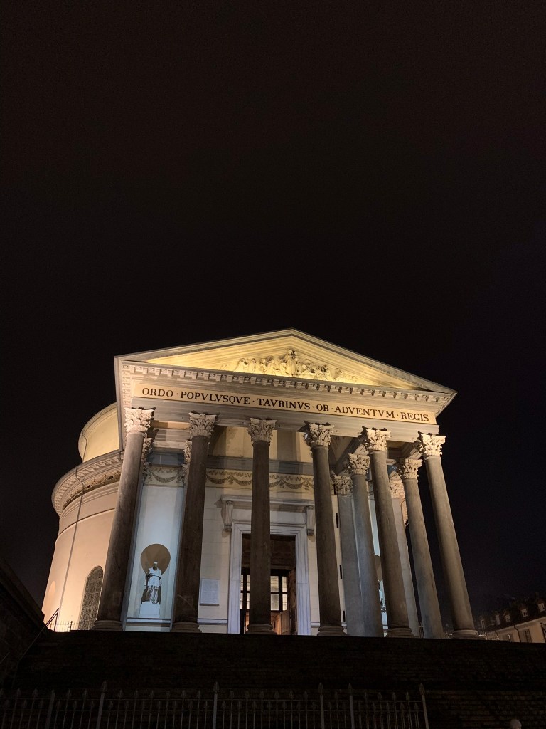 Immagine che contiene esterni, notte, acqua, edificio

Descrizione generata automaticamente