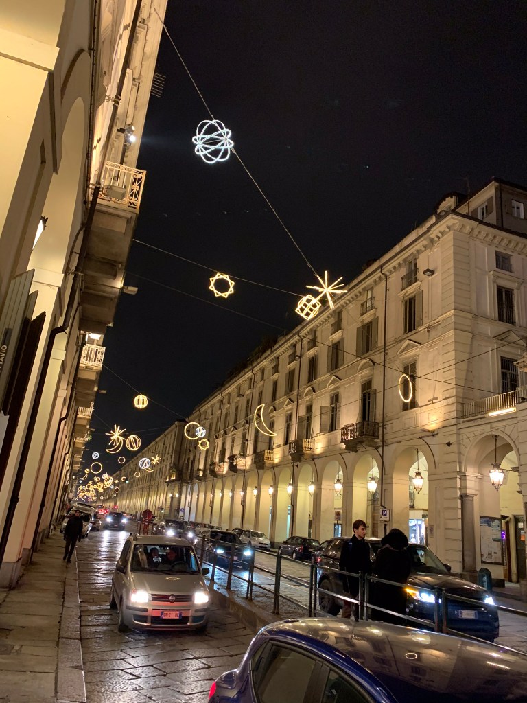 Immagine che contiene edificio, esterni, via, automobile

Descrizione generata automaticamente