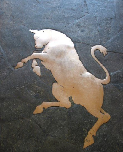 Immagine che contiene esterni, inpiedi, nero, via

Descrizione generata automaticamente